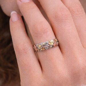 Brand New!! Ring with floral and dragonfly details
